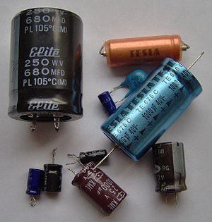 300px-Electronic_component_electrolytic_capacitors.jpg