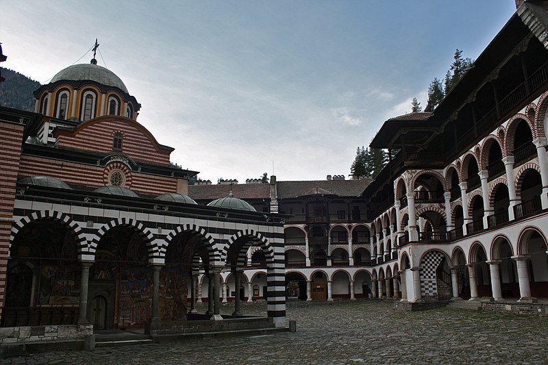 800px-Rila_Monastery_interior_view.jpg