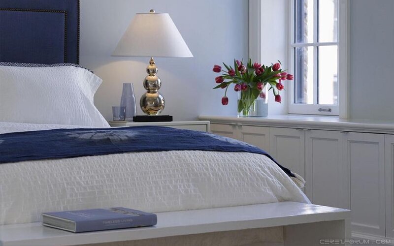 Mavi ve Beyaz Tonlarda Yatak Odası