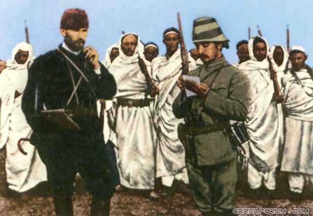 Kurmay Binbaşı Mustafa Kemal (solda)
