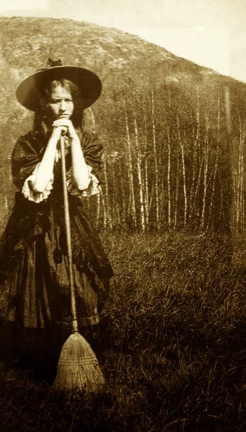 Women+in+Witch+Costumes,+circa+1800s+(3).jpg