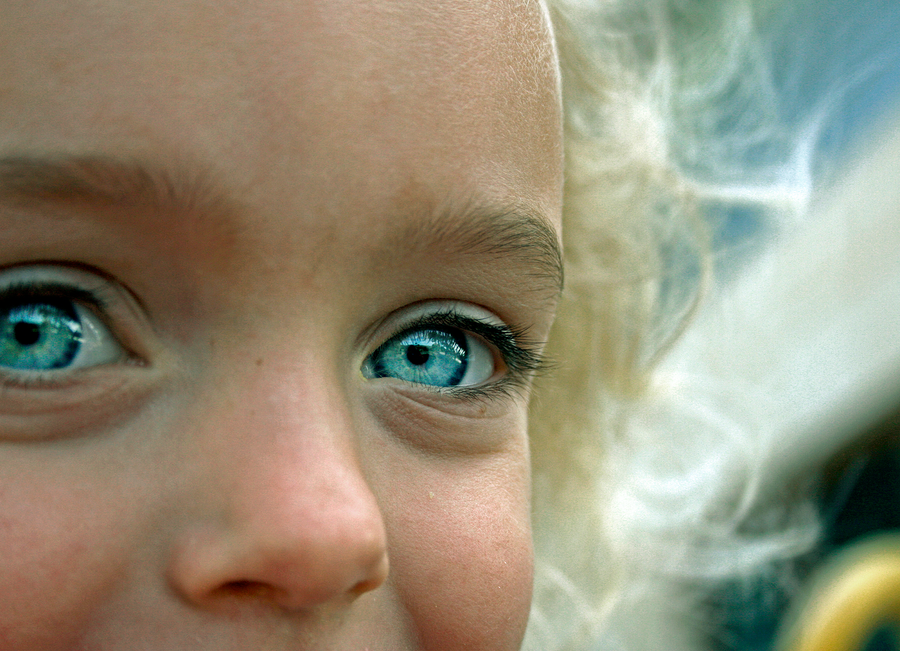 Голубоглазые родственники. Люди с бирюзовыми глазами. Люди с голубыми глазами. Глаза ребенка. Необычный голубой цвет глаз.