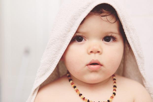 kehribar kolyenin bebeklere faydaları