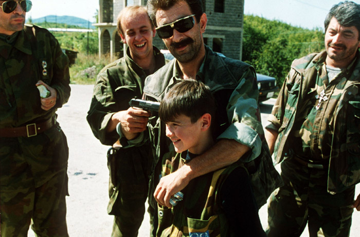 Evstafiev-bosnia-serbs-boy-gun-to-head.jpg