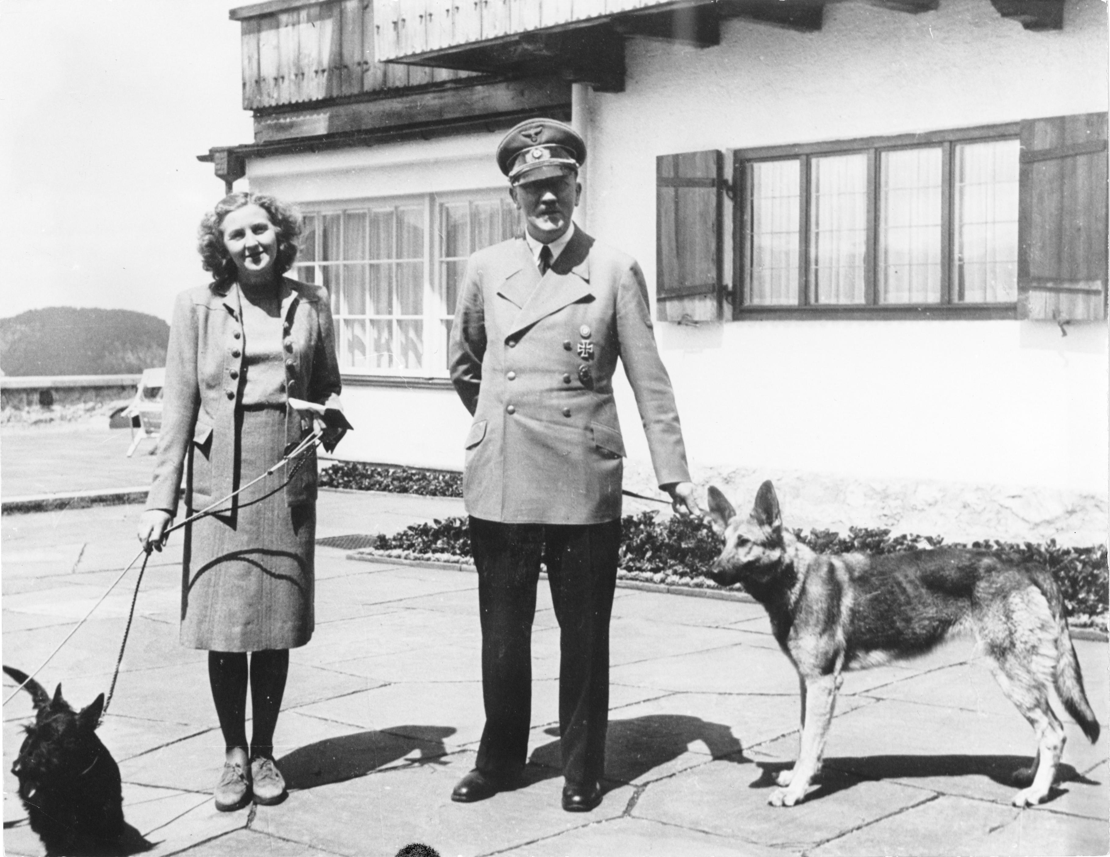 Bundesarchiv_B_145_Bild-F051673-0059%2C_Adolf_Hitler_und_Eva_Braun_auf_dem_Berghof.jpg