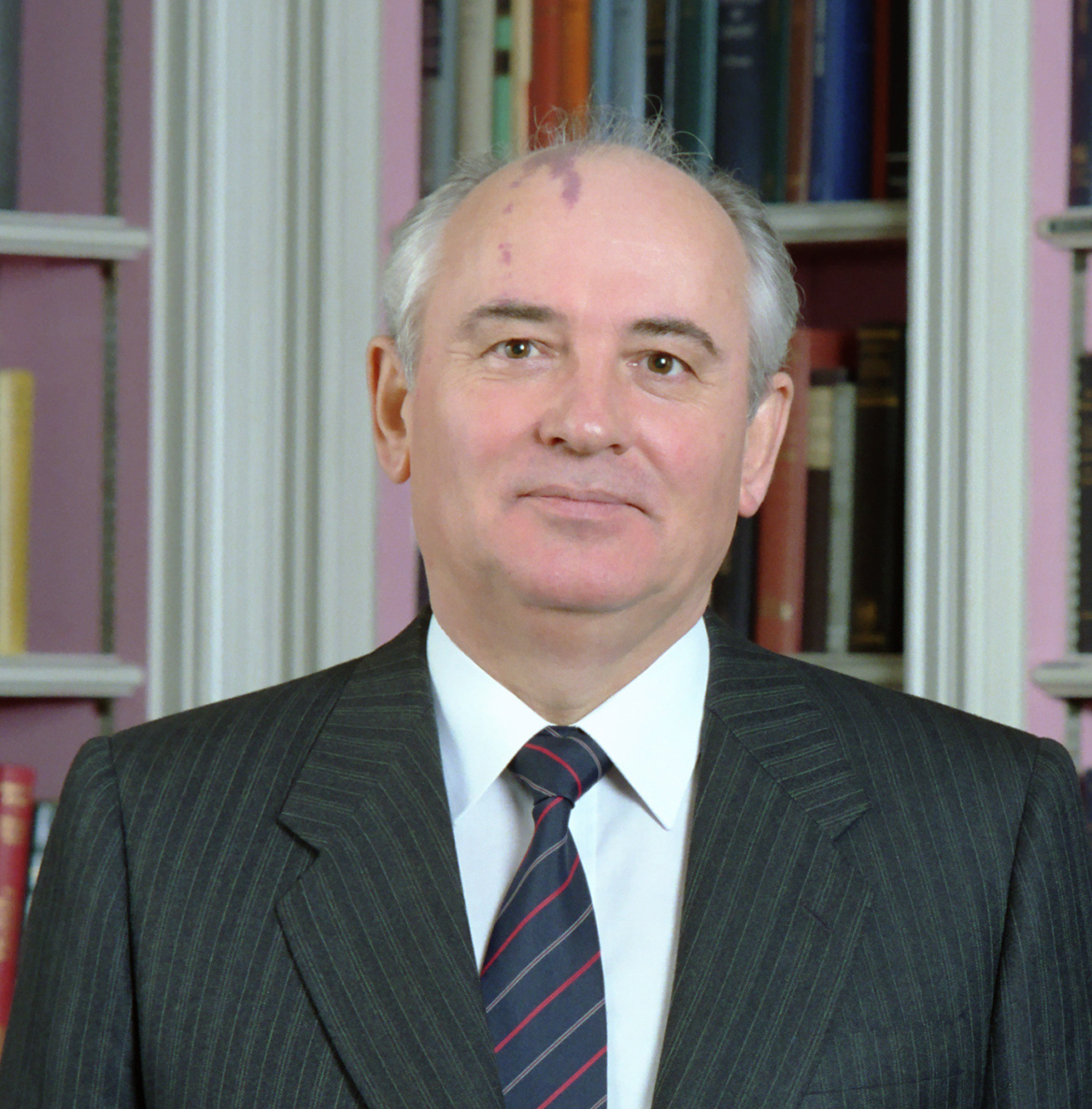 Mikhail_Gorbachev_1987.jpg