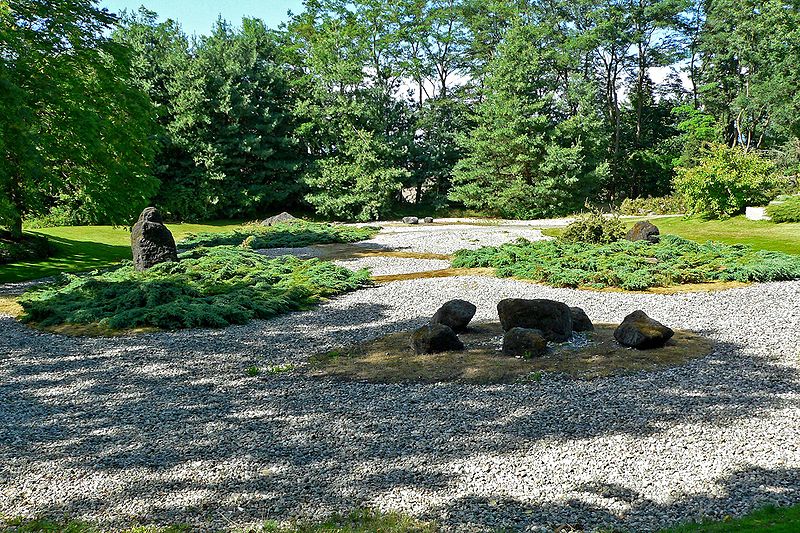 800px-VanDusen_Botanical_Garden_rock_garden.jpg