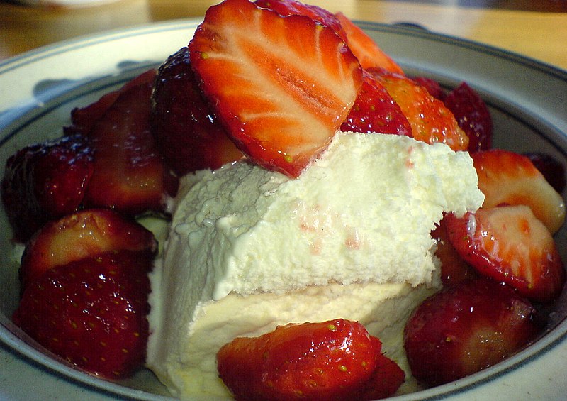 800px-Strawberry_ice_cream_dessert.jpg
