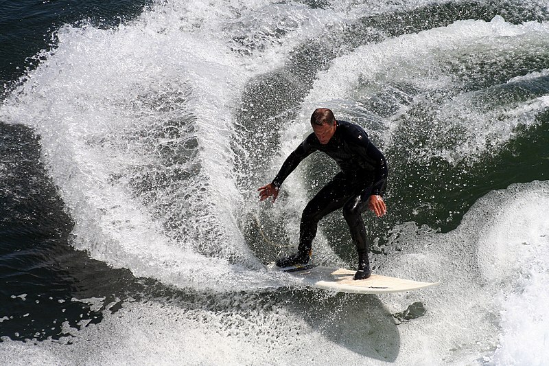 800px-Surfer_in_california_2.JPG