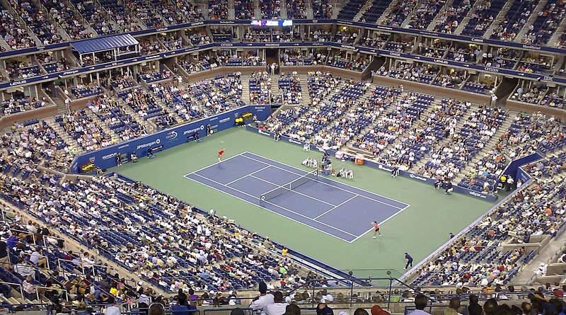 800px-US_Open_2007%2C_Maria_Sharapova_serving.jpg