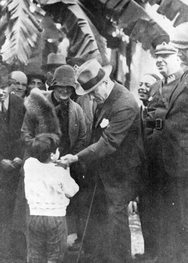 Atatürk ve Çocuklar 