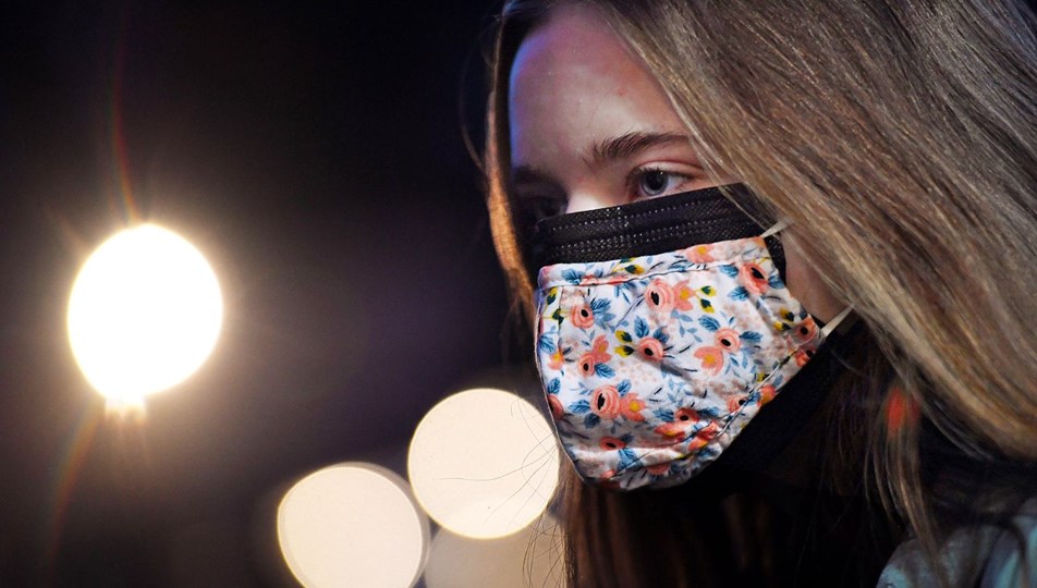 CDC: Cerrahi maskenin üzerine kumaş maske takmak corona virüs riskini yüzde 95 azaltıyor