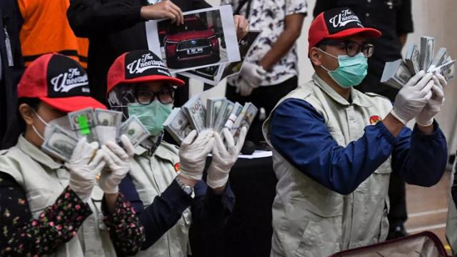 Endonezya'da halka dağıtılan koronavirüs yardımlarını zimmetine geçiren bakan bavulları dolusu parayla teslim oldu