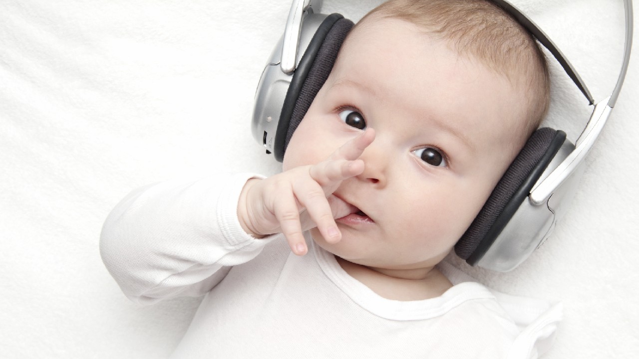 müzik dinleyen bebek